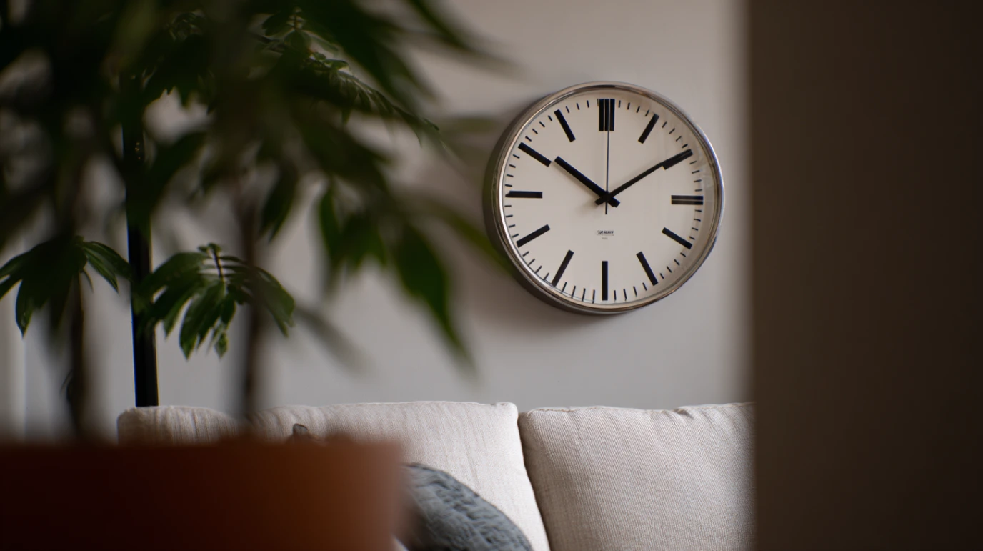 Zidni sat koji visi na zidu u dnevnom boravku