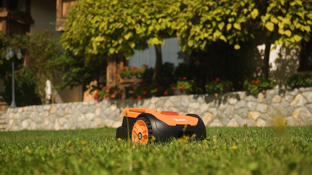 Savremena robokosilica u travnjaku