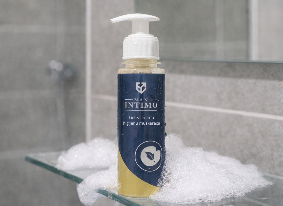 man intimo gel na polici u kupatilu sa penom okolo