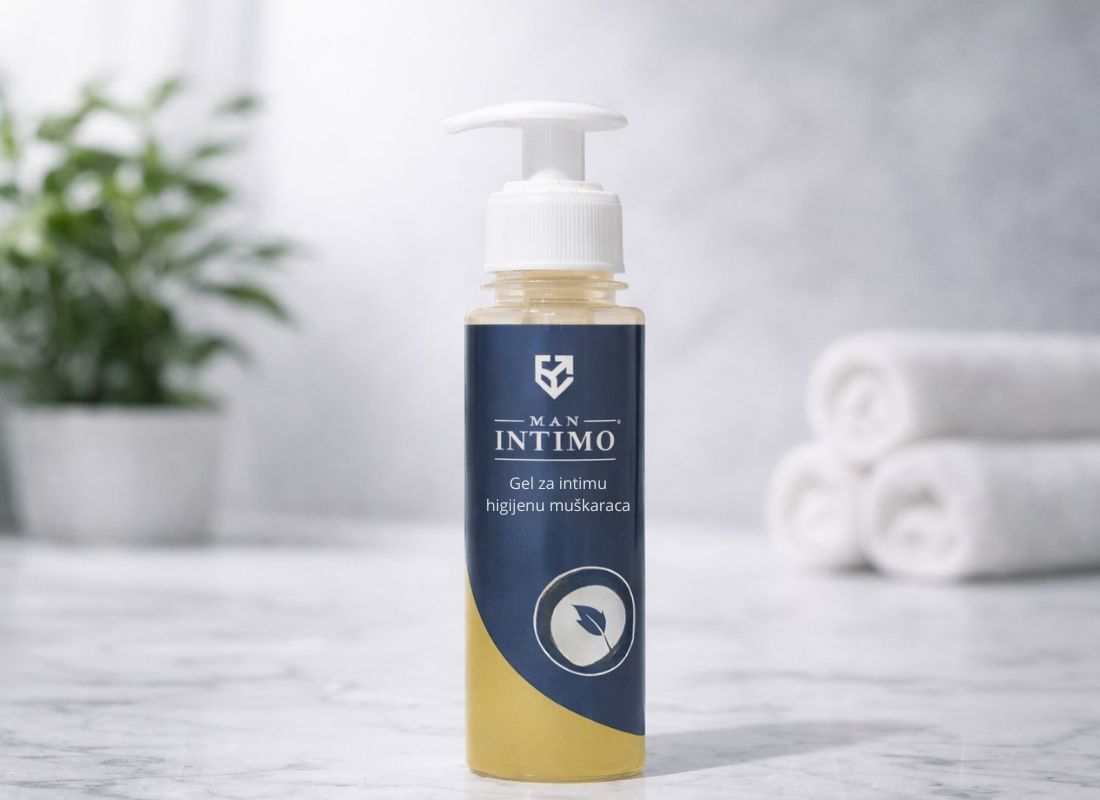 man intimo gel u wc na polici, u pozadini cvet i peškiri