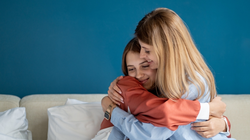 Majka grli tinejdžerku i pruža joj podršku i utehu