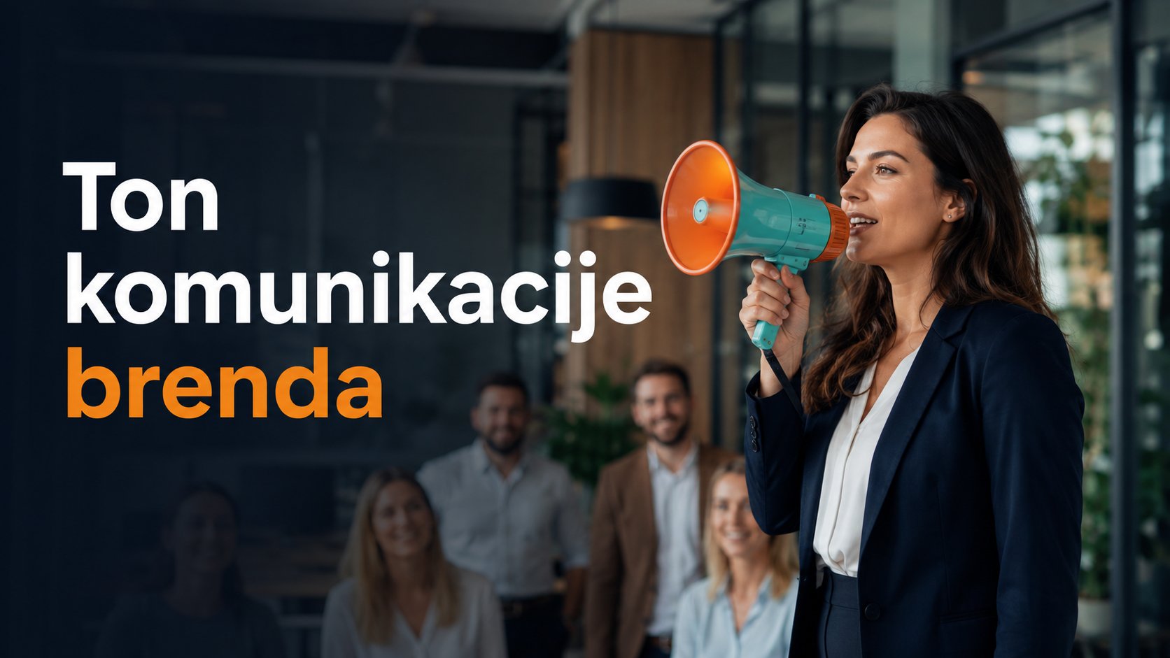 Poslovna žena govori kroz megafon pored natpisa Ton komunikacije brenda